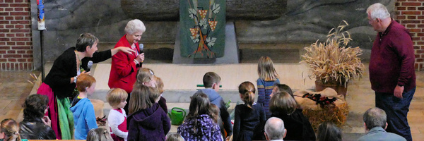 Kinder schmücken den Altar zu Erntedank