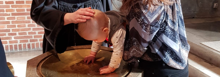 Pfarrerin beim Taufen