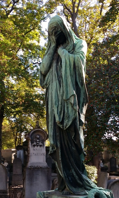 Trauernde Statue
